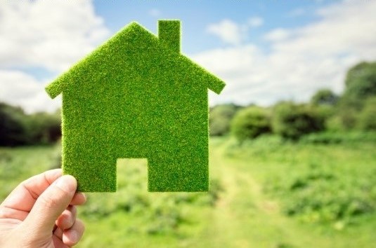 Udržateľné bývanie v malom (Tiny House) vs. štandardný rodinný dom
